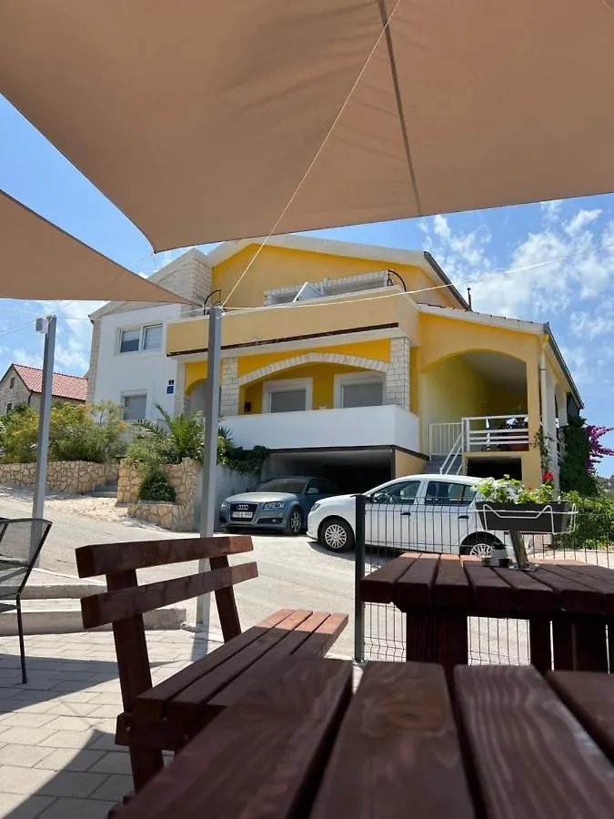 Apartment Julija Donji Okrug  Croatia